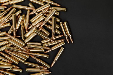 Tüfek kartuş siyah bir zemin üzerine