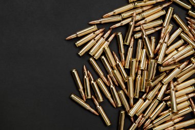 Tüfek kartuş siyah bir zemin üzerine