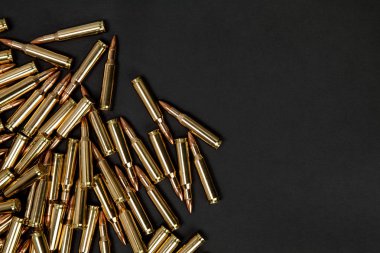 Tüfek kartuş siyah bir zemin üzerine