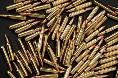 Tüfek kartuş siyah bir zemin üzerine