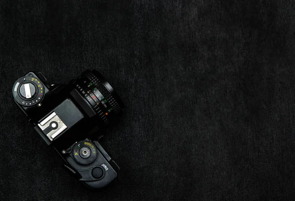 黒の背景にビンテージ カメラ — ストック写真