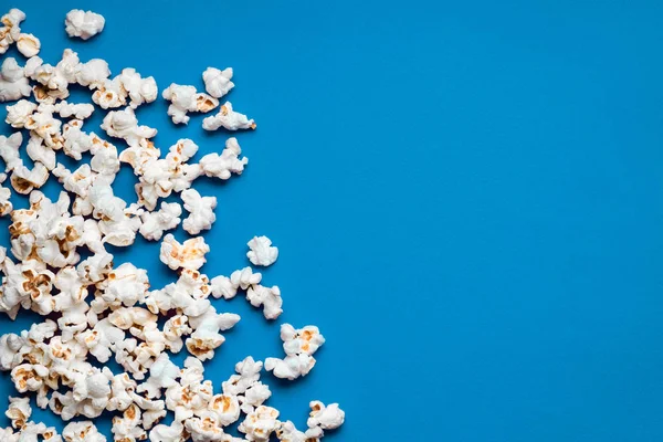 White Popcorn Blue Background — Stock Photo, Image