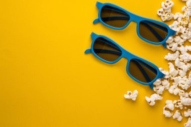 Yeni 3d gözlük ve sinema arka plan sarı arka plan kavramı üzerinde patlamış mısır