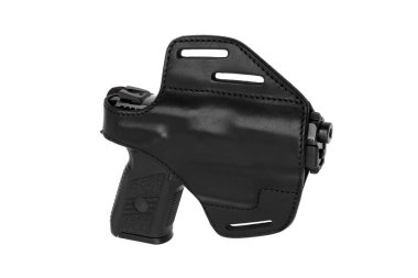 Beyaz arka plan üzerinde izole bir siyah deri tabanca kılıfı içinde tabanca