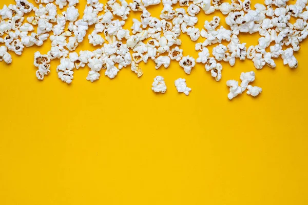 Popcorn op een geel — Stockfoto