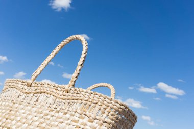 hasır hasır çanta mavi gökyüzü arka plan üzerinde