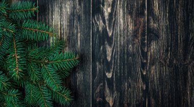 Karanlık bir vintage ahşap arka plan Ladin dallarda. Noel kavramı