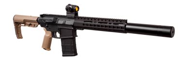 Beyaz arka plan üzerinde izole bir optik görme ile modern tüfek