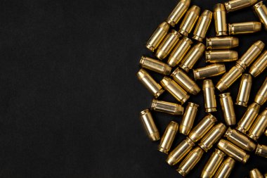 Tüfek kartuş siyah bir zemin üzerine