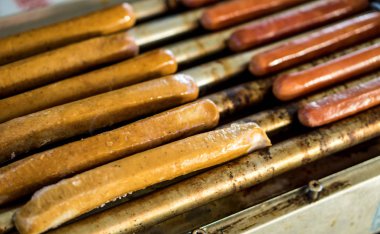 Sosisli sandviç için lezzetli ızgara sosis