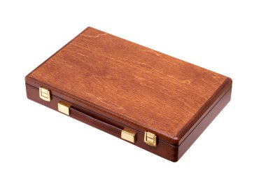 bir tanıtıcı ve altın kilitleri beyaz arka plan üzerinde izole kahverengi ahşap kutu