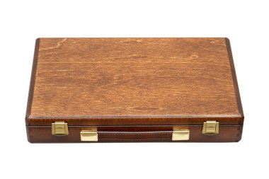 bir tanıtıcı ve altın kilitleri beyaz arka plan üzerinde izole kahverengi ahşap kutu