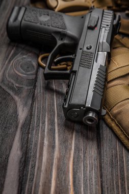 kahverengi ahşap arka plan üzerinde siyah tabanca