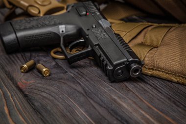 siyah tabanca ve bir kahverengi ahşap arka plan kartuşları