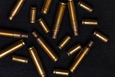 siyah bir arka plan boş kartuş