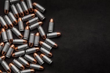 siyah bir zemin üzerine bir tabanca için kartuşları. Düz yatıyordu boşaltmak