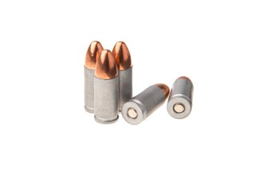 Beyaz arka plan üzerinde izole bir tabanca için kartuşları