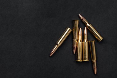 Tüfek kartuş siyah bir zemin üzerine