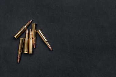 Tüfek kartuş siyah bir zemin üzerine