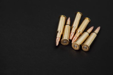 Tüfek kartuş siyah bir zemin üzerine
