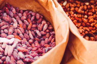 Bir kesekâğıdı içinde fındık. Arka plan