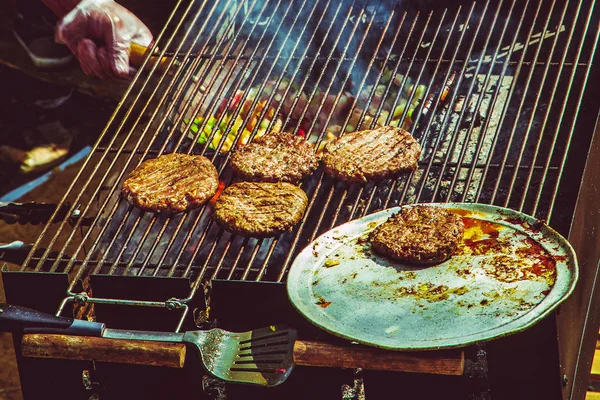 Rissóis Carne Grelhados Uma Grelha — Fotografia de Stock