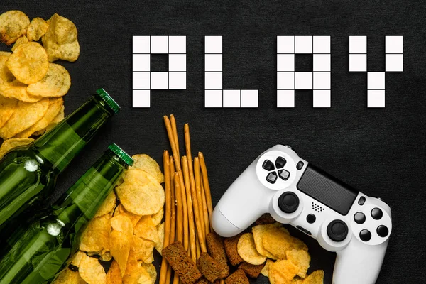 Gamepad Blanc Moderne Parmi Les Chips Les Craquelins Les Bouteilles — Photo