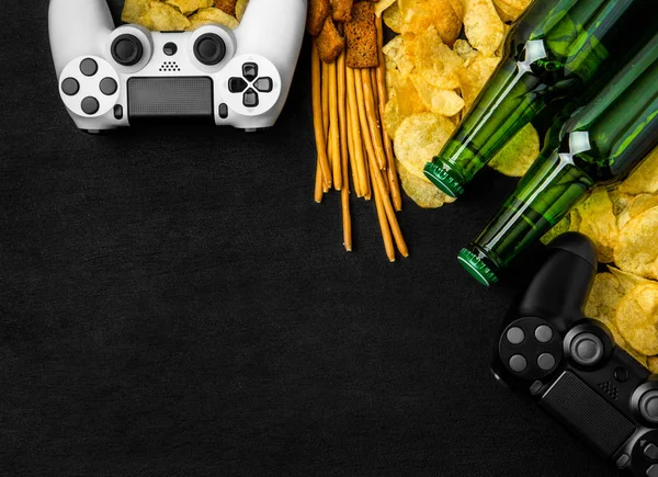チップ クラッカー 黒い背景にビールのボトルの中でモダンな黒と白のゲームパッド ゲームのコンセプト — ストック写真