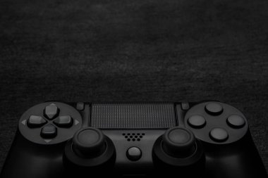 Koyu ahşap arka plan üzerinde siyah modern gamepad