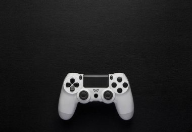 koyu ahşap arka plan üzerinde beyaz modewrn gamepad