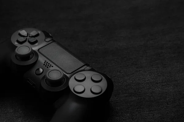 Koyu Ahşap Arka Plan Üzerinde Siyah Modern Gamepad — Stok fotoğraf