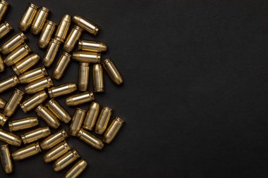 Tüfek kartuş siyah bir zemin üzerine