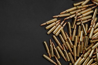 Tüfek kartuş siyah bir zemin üzerine