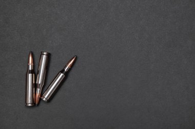 Tüfek kartuş siyah bir zemin üzerine