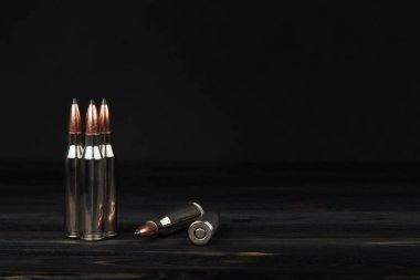 Tüfeği kartuşu ahşap siyah zemin
