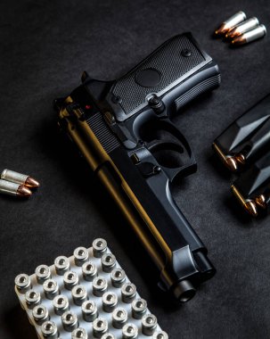 siyah tabanca ve bir karanlık adam kartuşları