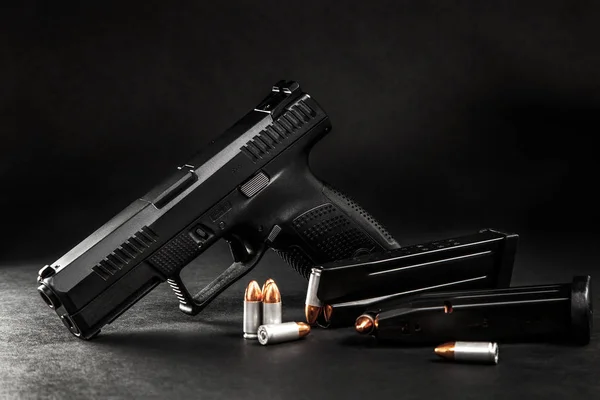 Pistola Preta Cartuchos Backgroun Escuro — Fotografia de Stock