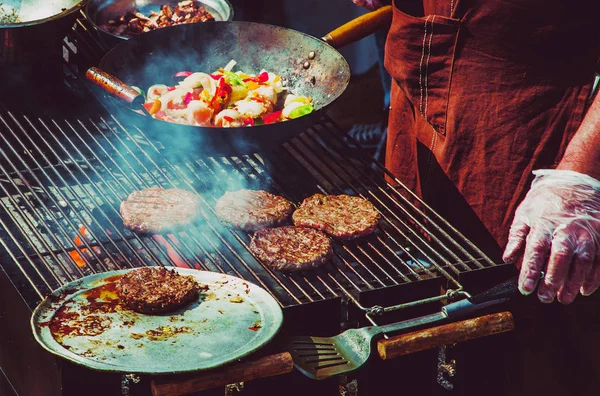 Rissóis de carne em uma grelha — Fotografia de Stock