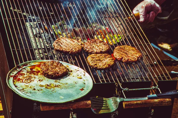 Kød patties på en grill - Stock-foto