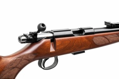 Beyaz arka plan üzerinde izole ahşap av tüfeği