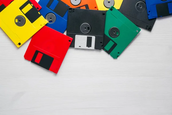 Vintage Mehrfarbige Diskette Auf Weißem Holzhintergrund — Stockfoto
