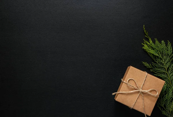 Caja Regalo Atada Con Cuerda Sobre Fondo Madera Oscura —  Fotos de Stock