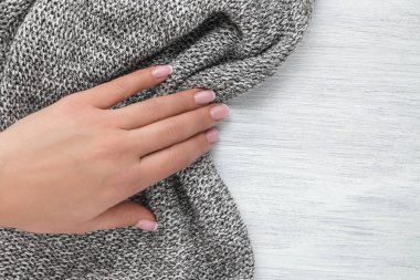 Örme kumaştan rustik beyaz arka plan çekerek bir genç kızın