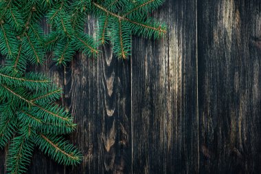 Karanlık bir vintage ahşap arka plan Ladin dallarda. Noel kavramı