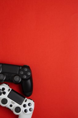 kırmızı bir arka plan üzerinde siyah beyaz gamepads. Oyun kavramı