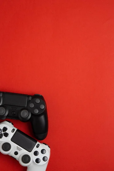 Kırmızı Bir Arka Plan Üzerinde Siyah Beyaz Gamepads Oyun Kavramı — Stok fotoğraf