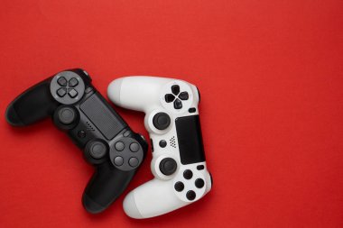 kırmızı bir arka plan üzerinde siyah beyaz gamepads. Oyun kavramı