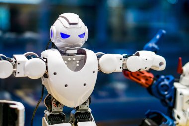 Mavi bir arka plan üzerinde beyaz oyuncak robot