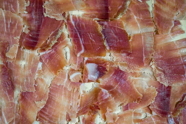 Jamon Dilimleri Sıkı Bir Ahşap Tahta Üzerine Koydu — Stok fotoğraf