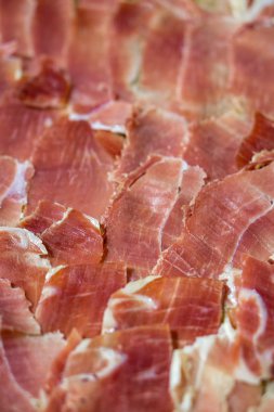 Jamon dilimleri sıkı bir ahşap tahta üzerine koydu